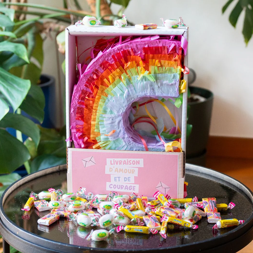 Piñata Arc-en-ciel - Livraison d'amour et de courage - avec bonbons