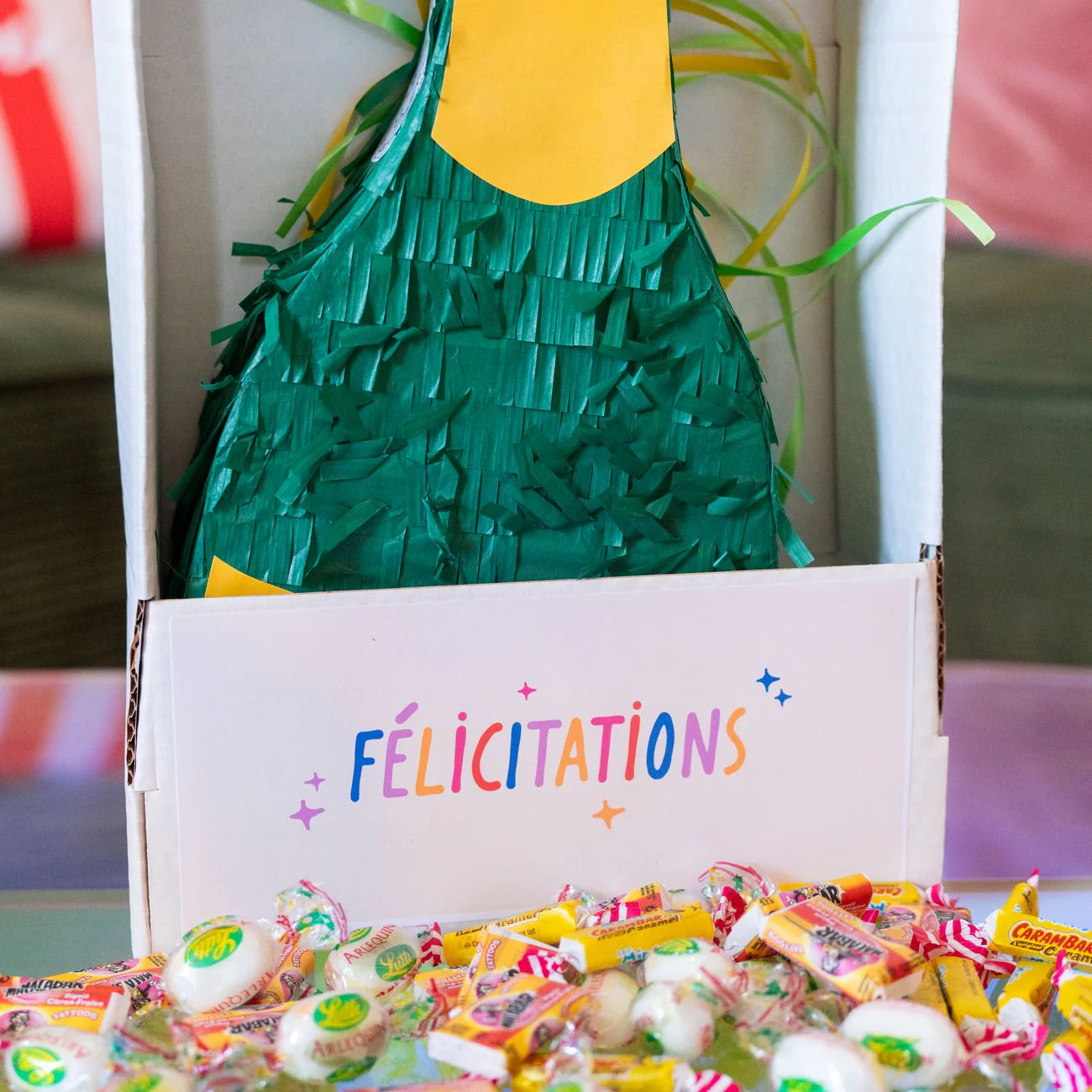 Piñata Champagne - Félicitations - avec bonbons - Image 2