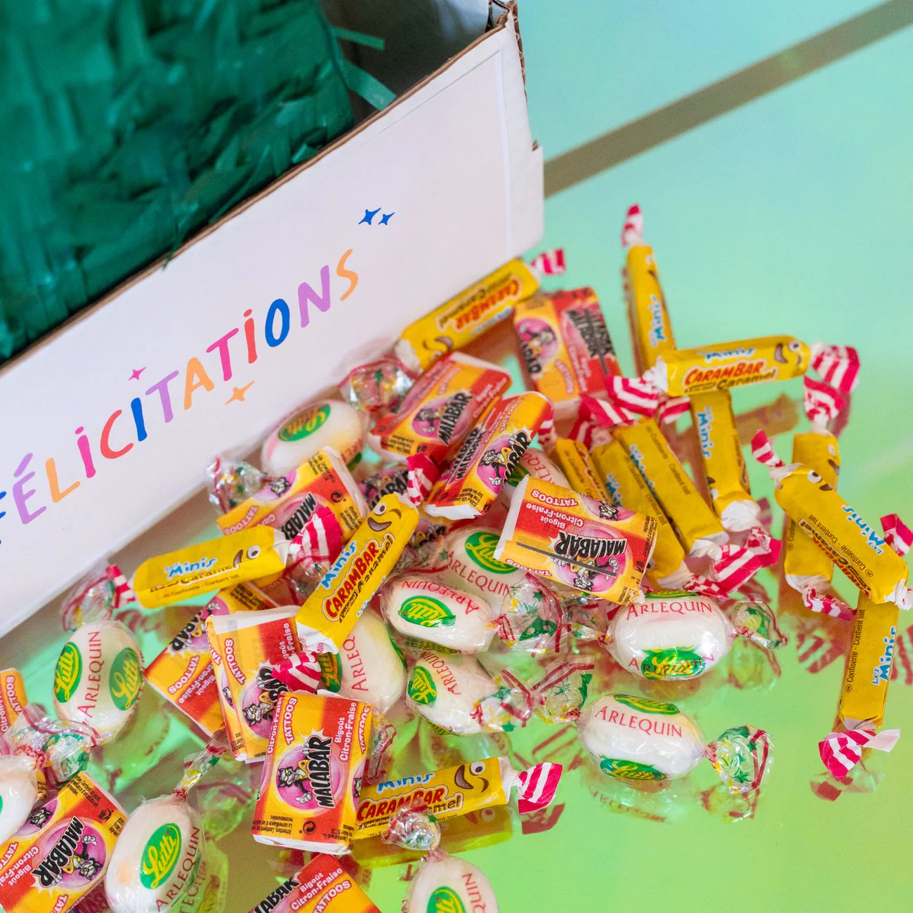 Piñata Champagne - Félicitations - avec bonbons - Image 3